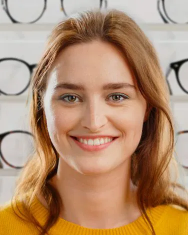 Photo d'une femme souriante chez un opticien