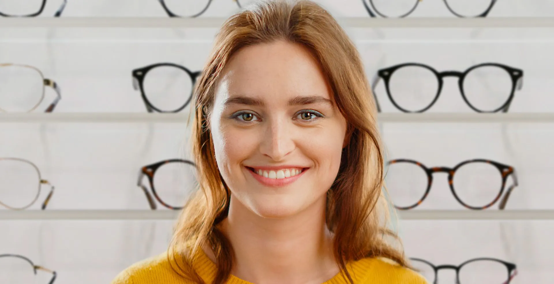 Photo d'une femme souriante chez un opticien