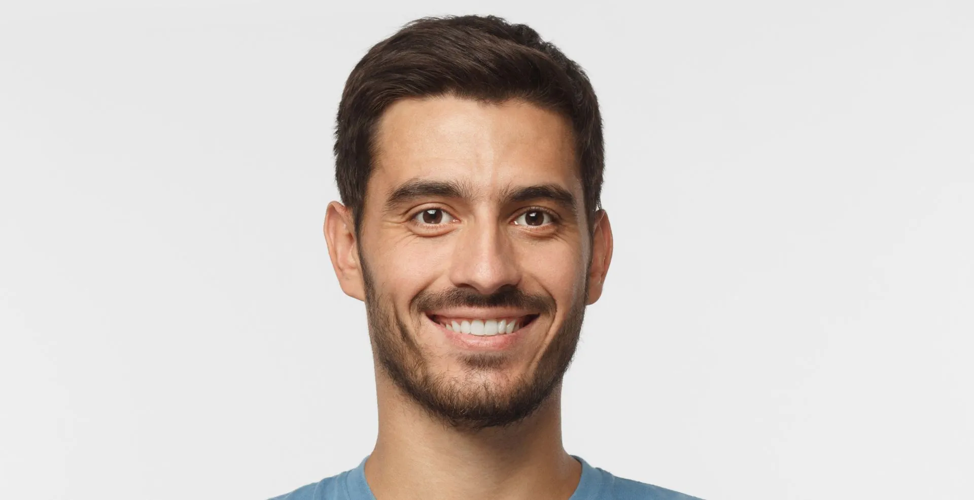 Photo d'un homme souriant chez l'opticien