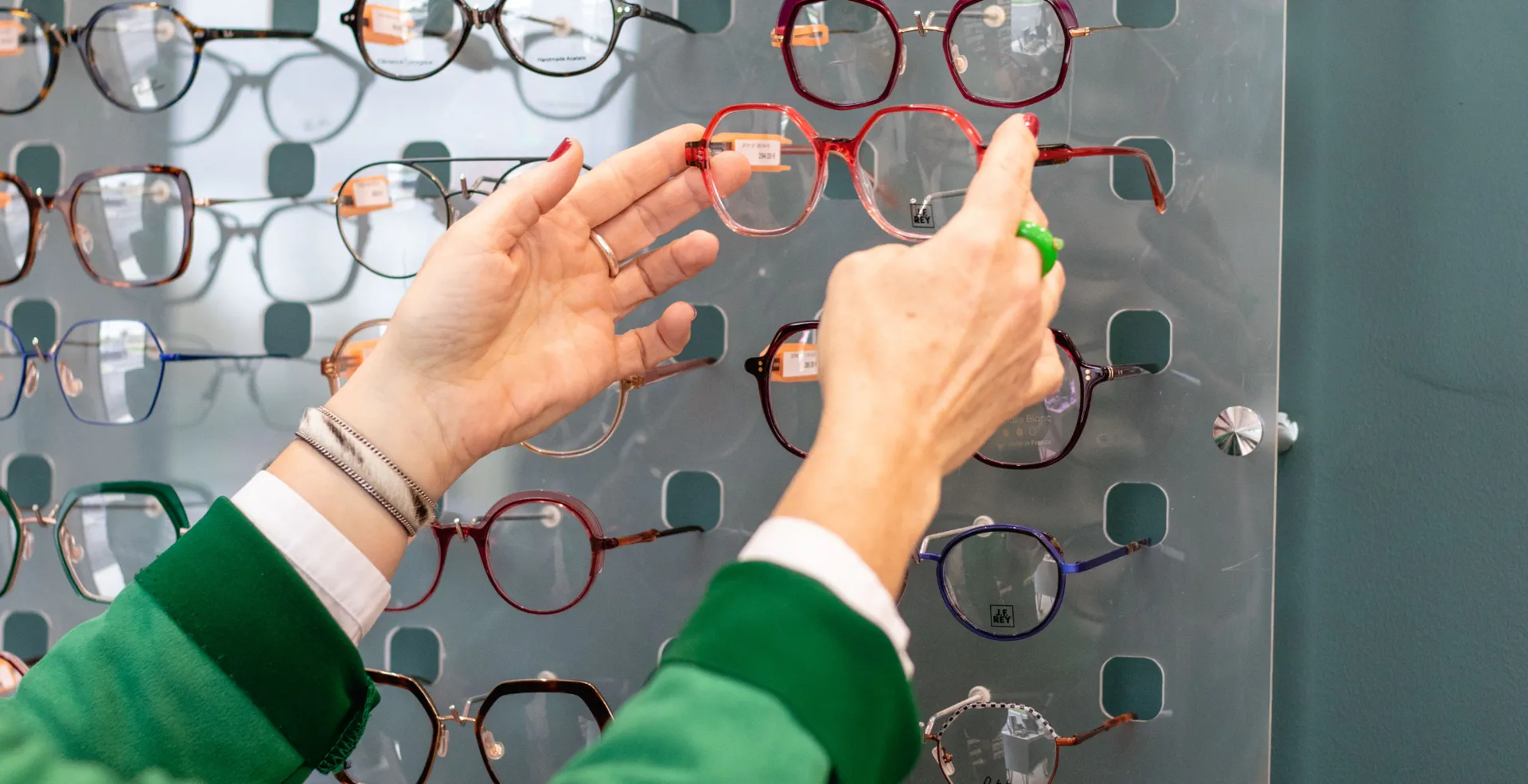 Photo de plusieurs paires de lunettes chez un opticien